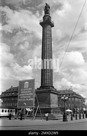 Das Ludwigsmonument auf dem Luisenplatz in Darmstadt, Hessen, 1938. Das Ludwig-Denkmal am Luisenplatz in Darmstadt, Hessen, 1938. Stockfoto