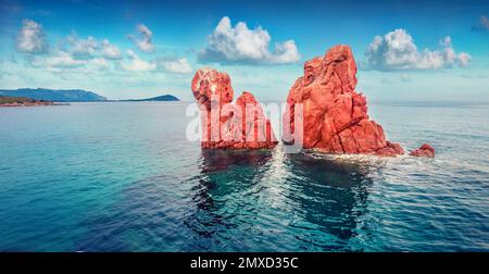 Unglaublicher Sommerblick von der fliegenden Drohne von Red Rocks Gli Scogli Rossi - Faraglioni am Strand di Cea. Ruhige Morgenszene der Insel Sardinien, Italien, Stockfoto