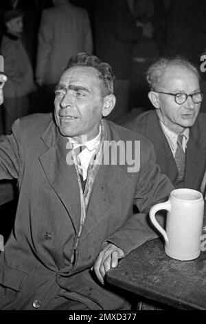 Gäste im Münchner Hofbräuhaus am Platzl, 1957. Kunden im Hofbräuhaus am Münchner Platzl, 1957. Stockfoto