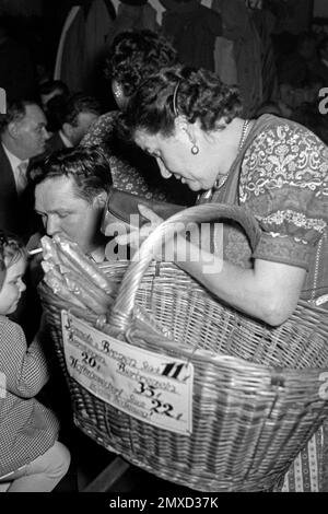 Brotverkäuferin im Münchner Hofbräuhaus am Platzl, 1957. Brotverkäufer im Hofbräuhaus am Münchner Platzl, 1957. Stockfoto