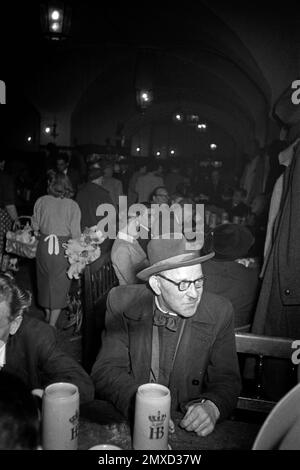 Betrieb im Münchner Hofbräuhaus am Platzl, 1957. Geschäft im Hofbräuhaus am Münchner Platzl, 1957. Stockfoto