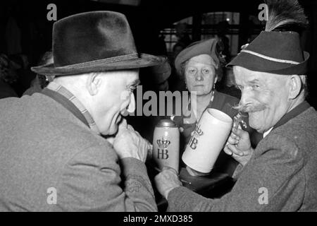 Gäste im Münchner Hofbräuhaus am Platzl, 1957. Kunden im Hofbräuhaus am Münchner Platzl, 1957. Stockfoto