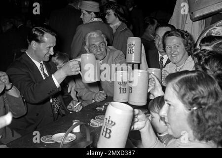 Gruppentisch im Münchner Hofbräuhaus am Platzl, 1957. Gruppe an einem Tisch im Hofbräuhaus am Münchner Platz 1957. Stockfoto