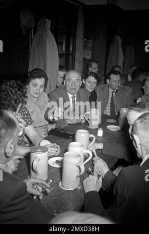 Gruppentisch im Münchner Hofbräuhaus am Platzl, 1957. Gruppe an einem Tisch im Hofbräuhaus am Münchner Platz 1957. Stockfoto