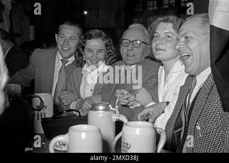 Gruppentisch im Münchner Hofbräuhaus am Platzl, 1957. Gruppe an einem Tisch im Hofbräuhaus am Münchner Platz 1957. Stockfoto