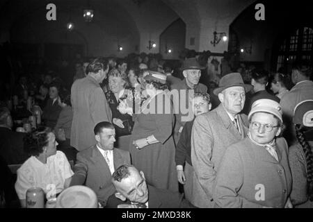 Gedränge im Münchner Hofbräuhaus am Platzl, 1957. Eine Menge Kunden im Hofbräuhaus am Münchner Platzl, 1957. Stockfoto