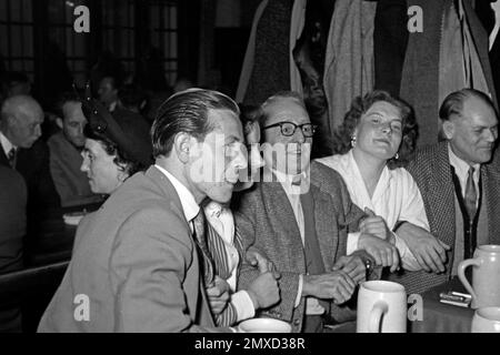 Gruppentisch im Münchner Hofbräuhaus am Platzl, 1957. Gruppe an einem Tisch im Hofbräuhaus am Münchner Platz 1957. Stockfoto