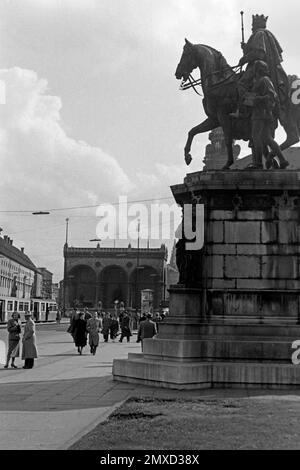 Das Reiterstandbild König Ludwigs I. von Bayern, im Hintergund die Feldherrnhalle am Odeonsplatz, 1957. Die Reiterstatue von König Ludwig I. von Bayern mit Feldherrnhalle, engl. Field Marshals' Hall, am Odeonsplatz im Hintergrund, 1957. Stockfoto