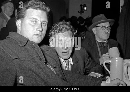 Gäste im Münchner Hofbräuhaus am Platzl, 1957. Kunden im Hofbräuhaus am Münchner Platzl, 1957. Stockfoto