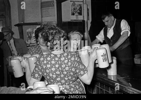 Betrieb im Münchner Hofbräuhaus am Platzl, 1957. Geschäft im Hofbräuhaus am Münchner Platzl, 1957. Stockfoto