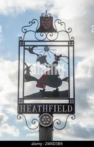 Heathfield, Januar 18. 2023: Heathfield Town Beschilderung in der High Street Stockfoto