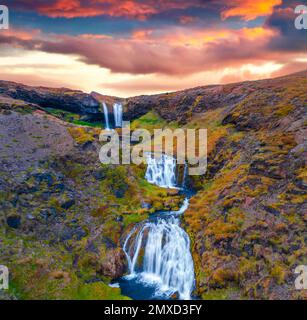 Landschaftsfotografie aus der Luft. Wunderbarer Sommerblick von der fliegenden Drohne auf den Wasserfall der Schafe. Atemberaubender Sonnenaufgang auf Island, Europa. Die Schönheit der Natur Stockfoto