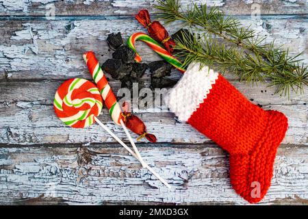 Eine Komposition mit süßen Kohlen, Strümpfen und Süßigkeiten aus La Befana Stockfoto