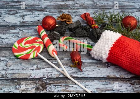 Eine Komposition mit süßen Kohlen, Strümpfen und Süßigkeiten aus La Befana Stockfoto