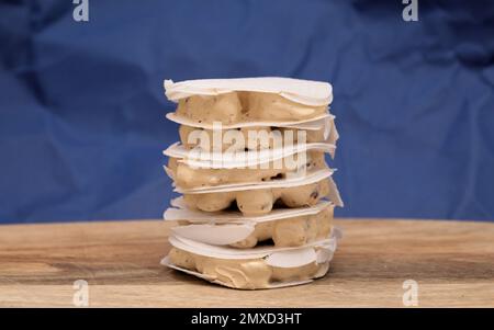 Runde, hartweiße Turone mit Haselnüssen, traditionelle spanische Weihnachtskonfekt Stockfoto