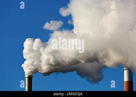 Rauchender Industriekamin, Österreich Stockfoto