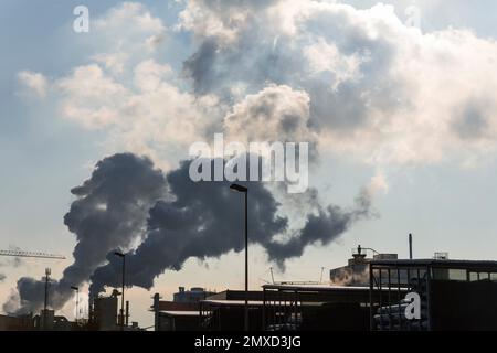 Rauchender Industriekamin, Österreich Stockfoto