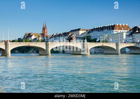 Blick von der Flusspromenade auf die Altstadt von Basel mit dem Baseler Münster und der Mittleren Brücke, Schweiz, Bale Stockfoto