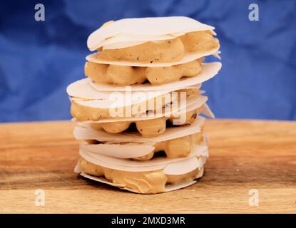 Runde, hartweiße Turone mit Haselnüssen, traditionelle spanische Weihnachtskonfekt Stockfoto