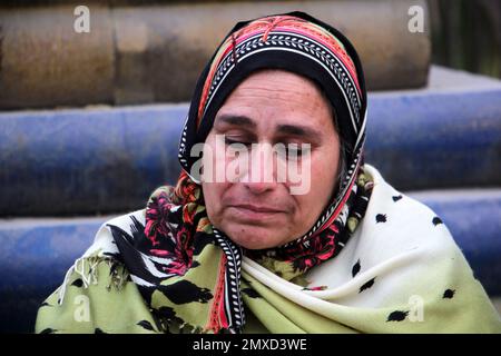 Peshawar, Khyber Pakhtunkhwa, Pakistan. 1. Februar 2023. PESHAWAR PAKISTAN, JANURAY, 01: Frauen zünden Kerzen während einer Gebetszeremonie für die Opfer des Selbstmordattentats am Montag in einer Moschee an, in Peshawar, Pakistan, Mittwoch, 1. Februar, 2023. Eine Moschee-Explosion, die 101 Menschen tötete -- hauptsächlich Polizisten -- In Nordwestpakistans hat diese Woche eine Stadt, die lange Zeit von Gewalt gezeichnet war, wieder auf die Beine gestellt, sagten die Bewohner.die Polizei sucht Menschen an einem Kontrollpunkt, da die Sicherheit durch Selbstmordattentate auf eine Moschee in Peshawar, Pakistan, am 01. Februar 2023 verstärkt wurde. Die pakistanische Regierung prüft derzeit die Lage Stockfoto