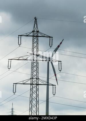 Windturbine und Strommast, Österreich Stockfoto
