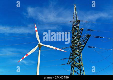 Windturbine und Strommast, Österreich Stockfoto
