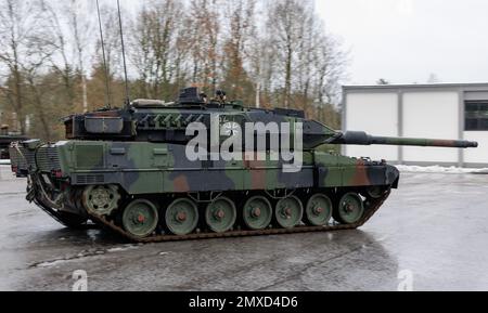 Pfreimd, Deutschland. 03. Februar 2023. Ein neuer Leopard-2 A7V-Panzer der deutschen Streitkräfte fährt auf dem Barackengelände am Rande der zeremoniellen Übergabe an das Panzerbataillon 104. Panzerbataillon 104 wird in den kommenden Monaten schrittweise mit Leopard 2 A7V Hauptkampfpanzern ausgestattet. Das Suffix 2 A7V bezieht sich auf die 7.-Entwicklungsstufe des Leopard 2 und das „V“ steht für „verbessert“. Kredit: Daniel Karmann/dpa/Alamy Live News Stockfoto