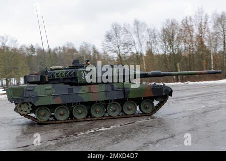 Pfreimd, Deutschland. 03. Februar 2023. Ein neuer Leopard-2 A7V-Panzer der deutschen Streitkräfte fährt auf dem Barackengelände am Rande der zeremoniellen Übergabe an das Panzerbataillon 104. Panzerbataillon 104 wird in den kommenden Monaten schrittweise mit Leopard 2 A7V Hauptkampfpanzern ausgestattet. Das Suffix 2 A7V bezieht sich auf die 7.-Entwicklungsstufe des Leopard 2 und das „V“ steht für „verbessert“. Kredit: Daniel Karmann/dpa/Alamy Live News Stockfoto