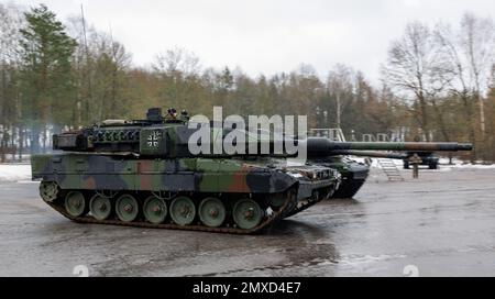 Pfreimd, Deutschland. 03. Februar 2023. Ein neuer Leopard-2 A7V-Panzer der deutschen Streitkräfte fährt auf dem Barackengelände am Rande der zeremoniellen Übergabe an das Panzerbataillon 104. Panzerbataillon 104 wird in den kommenden Monaten schrittweise mit Leopard 2 A7V Hauptkampfpanzern ausgestattet. Das Suffix 2 A7V bezieht sich auf die 7.-Entwicklungsstufe des Leopard 2 und das „V“ steht für „verbessert“. Kredit: Daniel Karmann/dpa/Alamy Live News Stockfoto