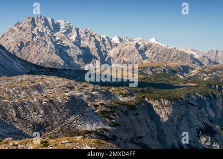 Blick aus der Gegend Tre Cime di Lavaredo in die Region Cristallo, Italien, Südtirol, Dolomiten Stockfoto