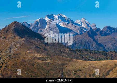 Blick vom Passo di Giau über den Monte Pore auf Marmolada, Italien, Südtirol, Dolomiten Stockfoto