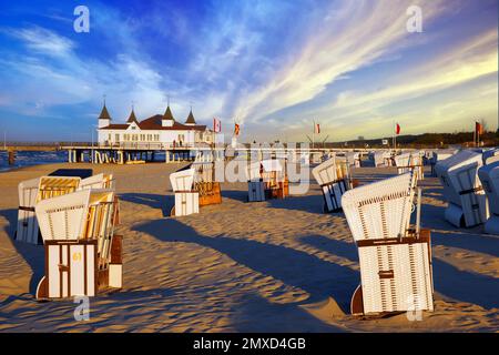 Liegestühle vor dem historischen Pier in Ahlbeck im Abendlicht, Deutschland, Mecklenburg-Vorpommern, Usedom, Ahlbeck Stockfoto