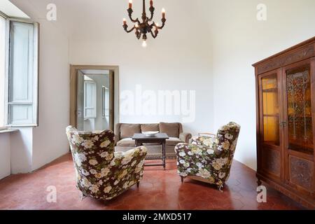 Wohnzimmer in Wohnung Interieur in alten Landhaus in Italien Stockfoto