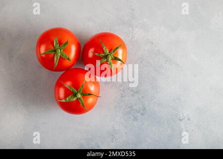 Eine Gruppe von Traubentomaten auf hellem Hintergrund, Draufsicht Stockfoto