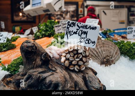 Frische Shetland-Muscheln sind im Angebot, ein Verkaufsstand in Borough Market, London, Großbritannien. Selektiver Fokus. Stockfoto