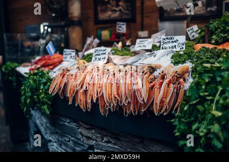 Langoustinen im Angebot an einem Verkaufsstand in Borough Market, London, Großbritannien. Selektiver Fokus. Stockfoto