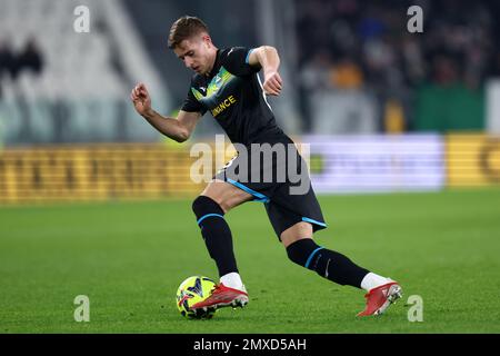 Turin, Italien Am 2. Februar 2023 kontrolliert Toma Basic von SS Lazio den Ball während des Viertelfinalspiels der Coppa Italia zwischen dem FC Juventus und der SS Lazio im Allianz-Stadion am 2. Februar 2023 in Turin, Italien . Stockfoto