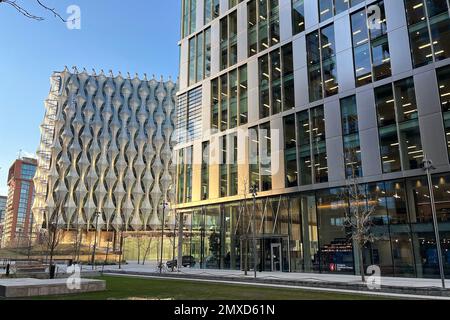 Amerikanisches Botschaftsgebäude (L) neben Penguin Random House UK (R) in Botschaftsgärten in Nine Elms South London, Großbritannien. Januar 2023. Stockfoto
