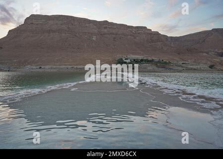 Eine wunderschöne Aufnahme der Küste des Toten Meeres in Israel mit Salzkristallformationen unter einem ruhigen Himmel Stockfoto