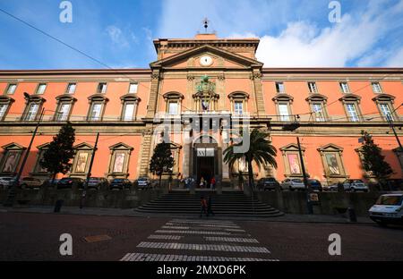 Der Blick auf die traditionelle, rote barocke Fassade am Eingang. Im Archäologischen Museum, Museo Archeologico Nazionale di Napoli, in Neapel, Italien. Stockfoto