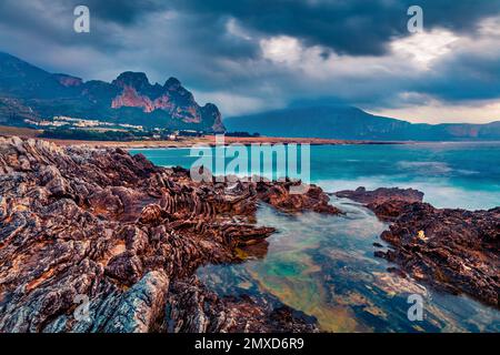 Dramatische Meereslandschaft. Fantastischer Sonnenaufgang im Sommer auf Sizilien, Isolidda Beach, San Vito Cape, Italien, Europa. Sagenhafte mediterrane Meereslandschaft am Morgen Stockfoto