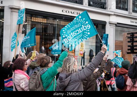 NEU, ASLEF und PCS streiken nach einem Mangel an Gehaltserhöhungen und zur Bekämpfung der Lebenshaltungskostenkrise Ehimetalor Unuabona/Alamy News Stockfoto