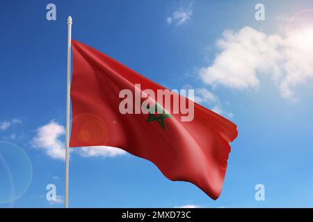 Marokkanische Flagge am blauen Himmel. 3D Abbildung. Stockfoto