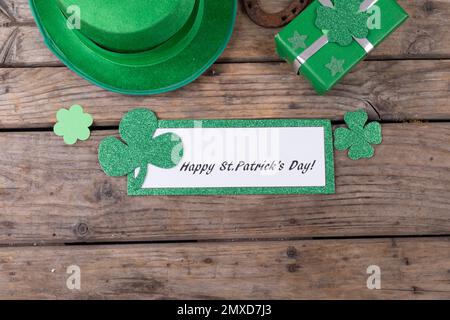 Draufsicht auf St. patrick's Day Dekoration mit Happy St. patrick's Day Textbanner auf Holzoberfläche Stockfoto