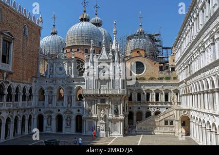 Innenhof des Markusdoms Stockfoto