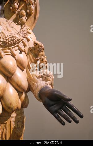 Detailansicht der geschnitzten Löwen im Arm der Artemis von Ephesus, Skulptur. Teil der Farnese Skulpturensammlung im Archäologischen Museum, Stockfoto