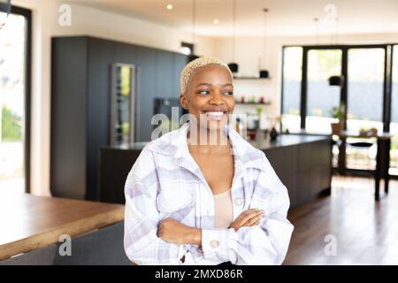 Glückliche afroamerikanische Frau, die wegsieht und lächelt Stockfoto
