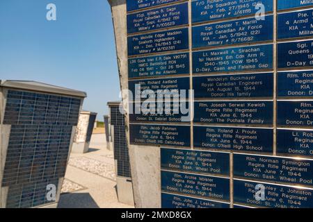 Der Name toter Soldaten bei der Befreiung der Normandie im Zweiten Weltkrieg, ausgestellt im Juno Beach Centre Stockfoto