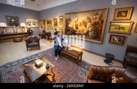 Christie's, London, Vereinigtes Königreich. 3. Februar 2023 Vorschau auf den Verkauf am 9. Februar, bestehend aus 266 Losen aus dem 19. Jahrhundert und Gemälden des alten Meisters, einschließlich einer bemerkenswerten Gruppe von Hundegemälden, feinen Möbeln, Uhren, Porzellan, Silber, Dezente Möbel und Beleuchtung. Bild: Sportskunst ist ein Faden, der sich in der Sammlung größtenteils in Form von Hundefotos verhält, angeführt von dem verwundeten Hund Richard Ansdell, 1847, geschätzt: 200.000-300.000 Pfund. Kredit: Malcolm Park/Alamy Live News. Stockfoto