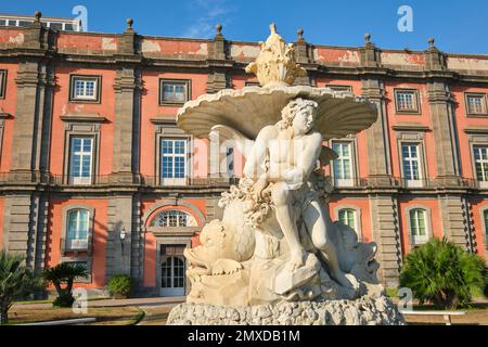 Die Außenfassade des roten Museums mit leerem, nicht funktionierendem weißen Marmorbrunnen mit Fisch. Im Kunstmuseum, Museo e Real Bosco di Capodimonte, Stockfoto